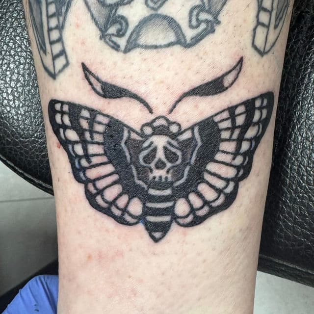 Custom tattoo by Daniella Calabrese at Rising Tiger Tattoo in Brunswick, Ohio